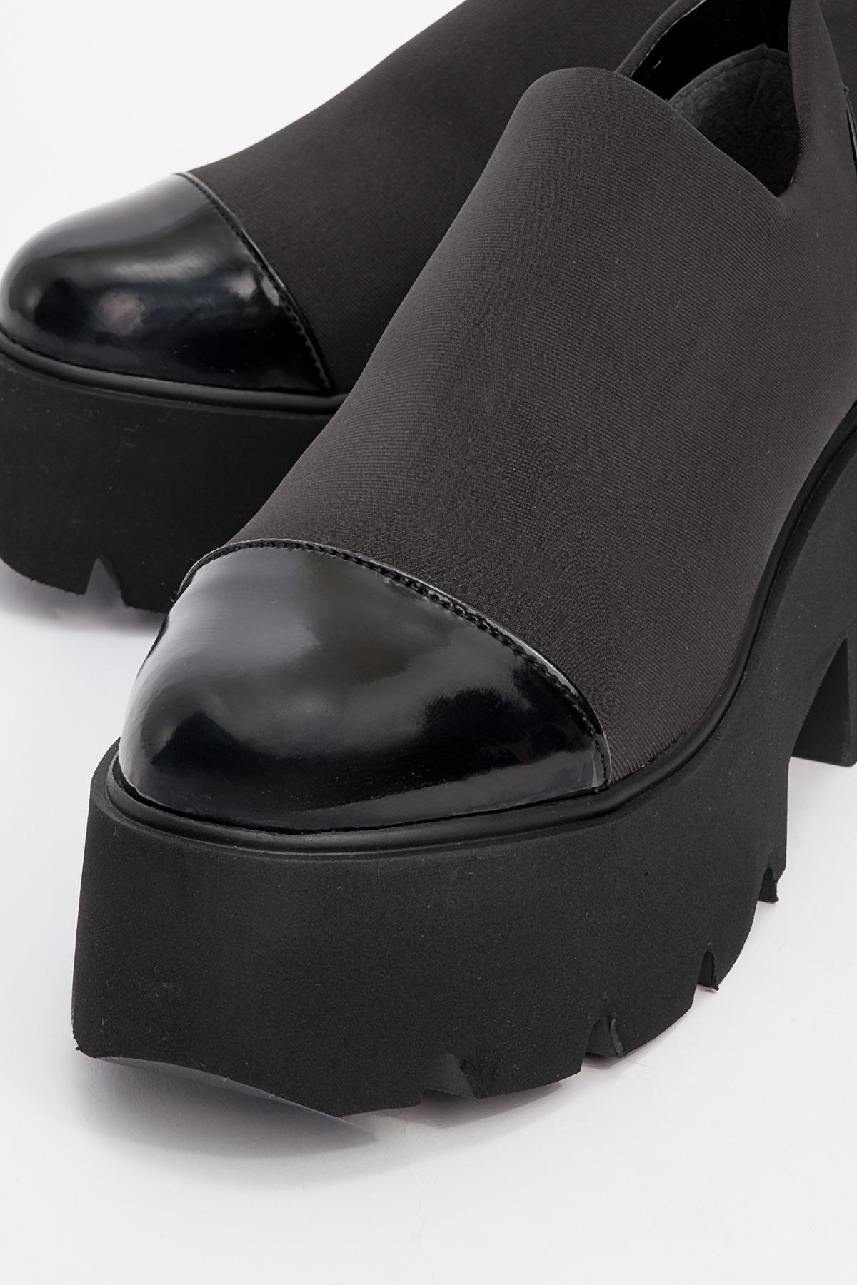 Grena - Zapatos de plataforma negros de charol sin cordones (Mujer)