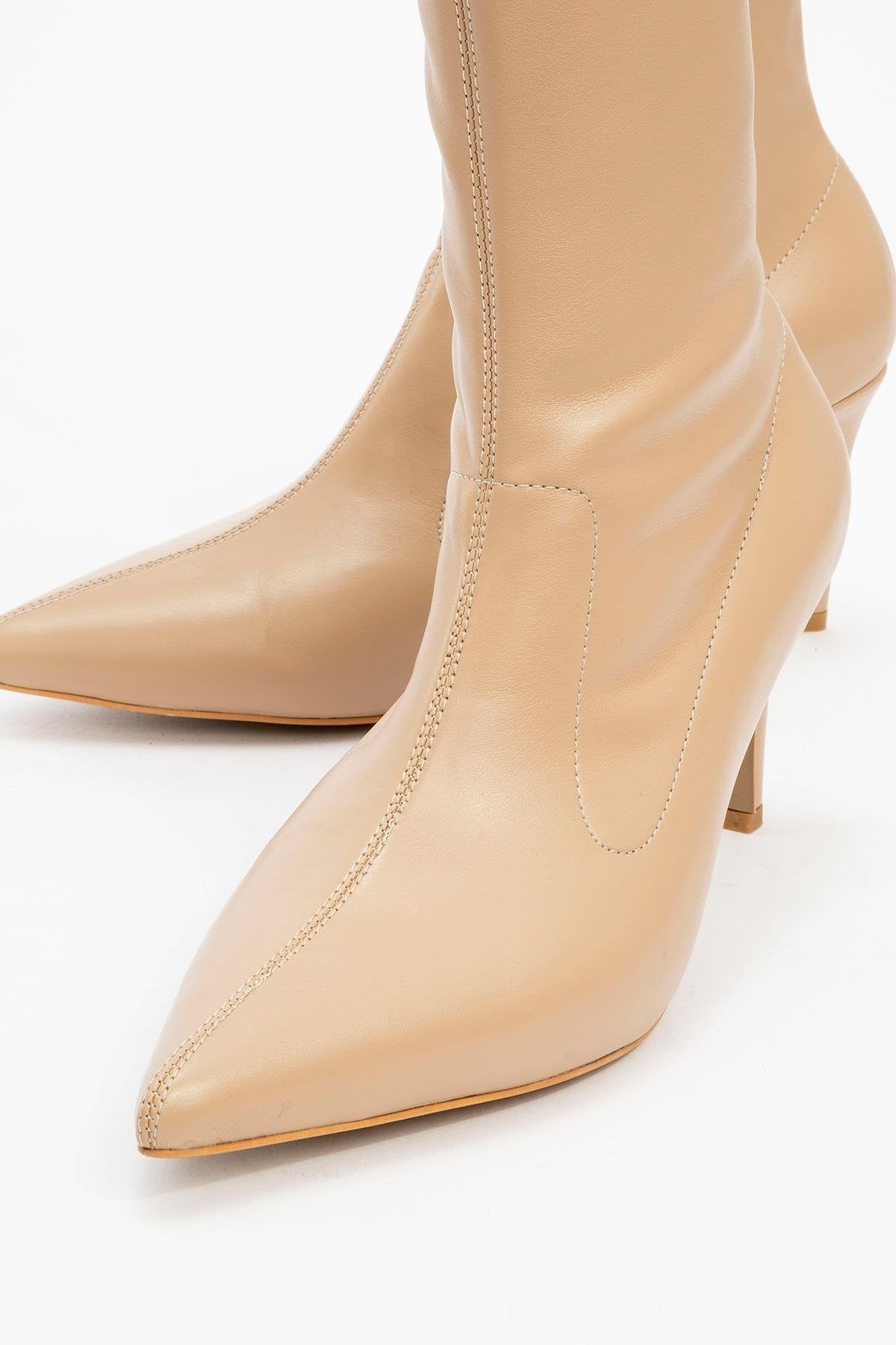 Thalin - Bota de aguja con cremallera lateral beige (Mujer)