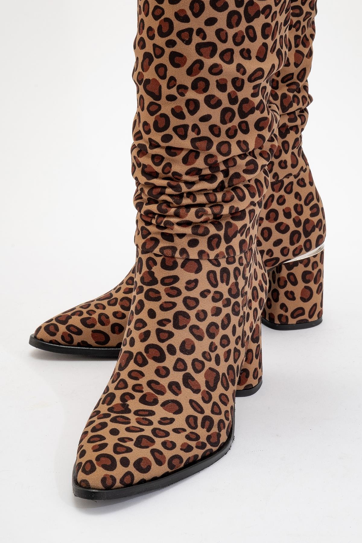 120 - Bota alta con tacón de bloque y estampado de leopardo (Mujer)