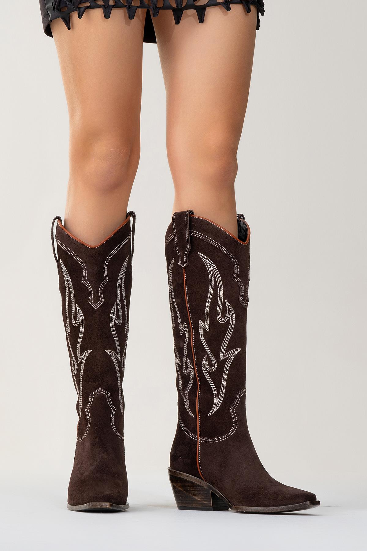Pietro - Bota alta estilo western de ante marrón oscuro (Mujer)
