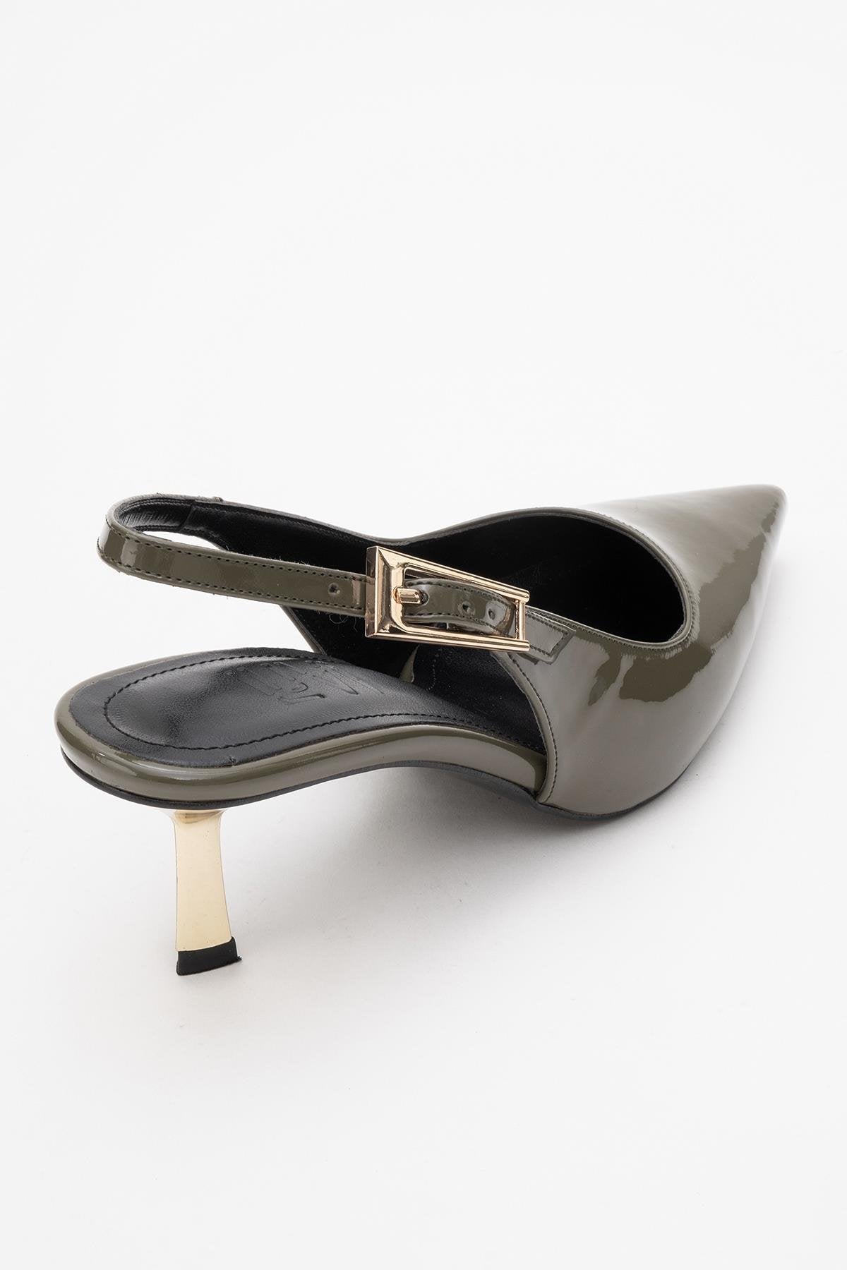 Arty - Zapatos de tacón destalonados con punta fina en charol color oliva (Mujer)