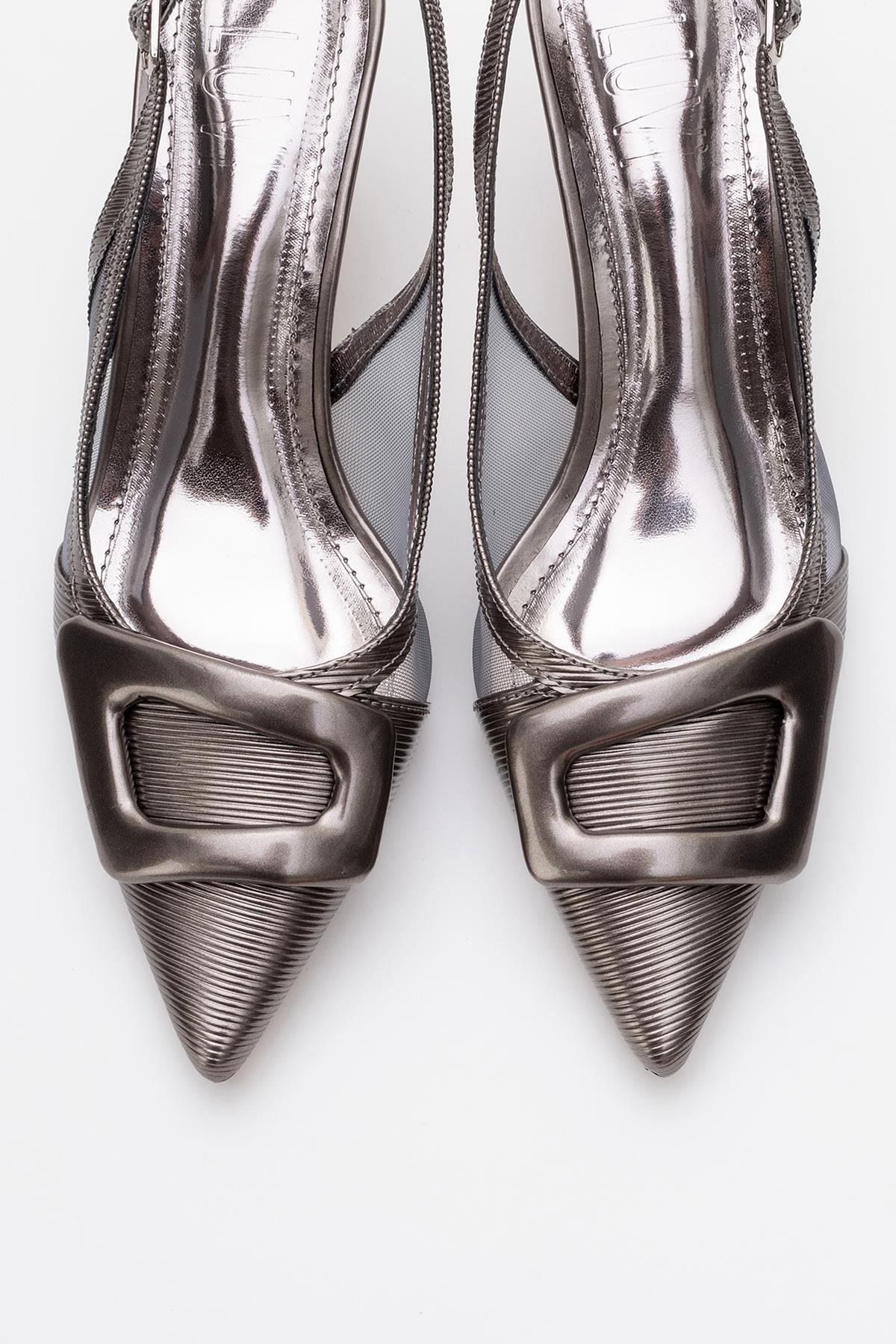 Foley - Stiletto sin talón con punta afilada y rayas color platino (mujer)