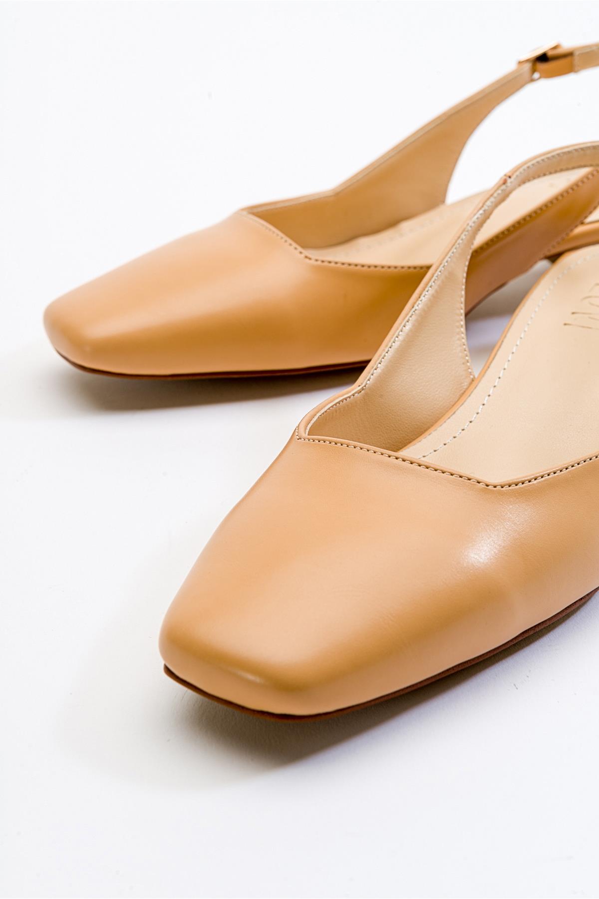 Estado - Zapatos de tacón destalonados de punta redonda de color beis oscuro (Mujer)