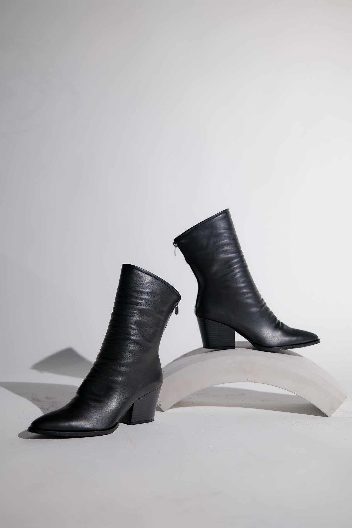 Laval - Bota de tacón de bloque con cremallera trasera negra (Mujer)