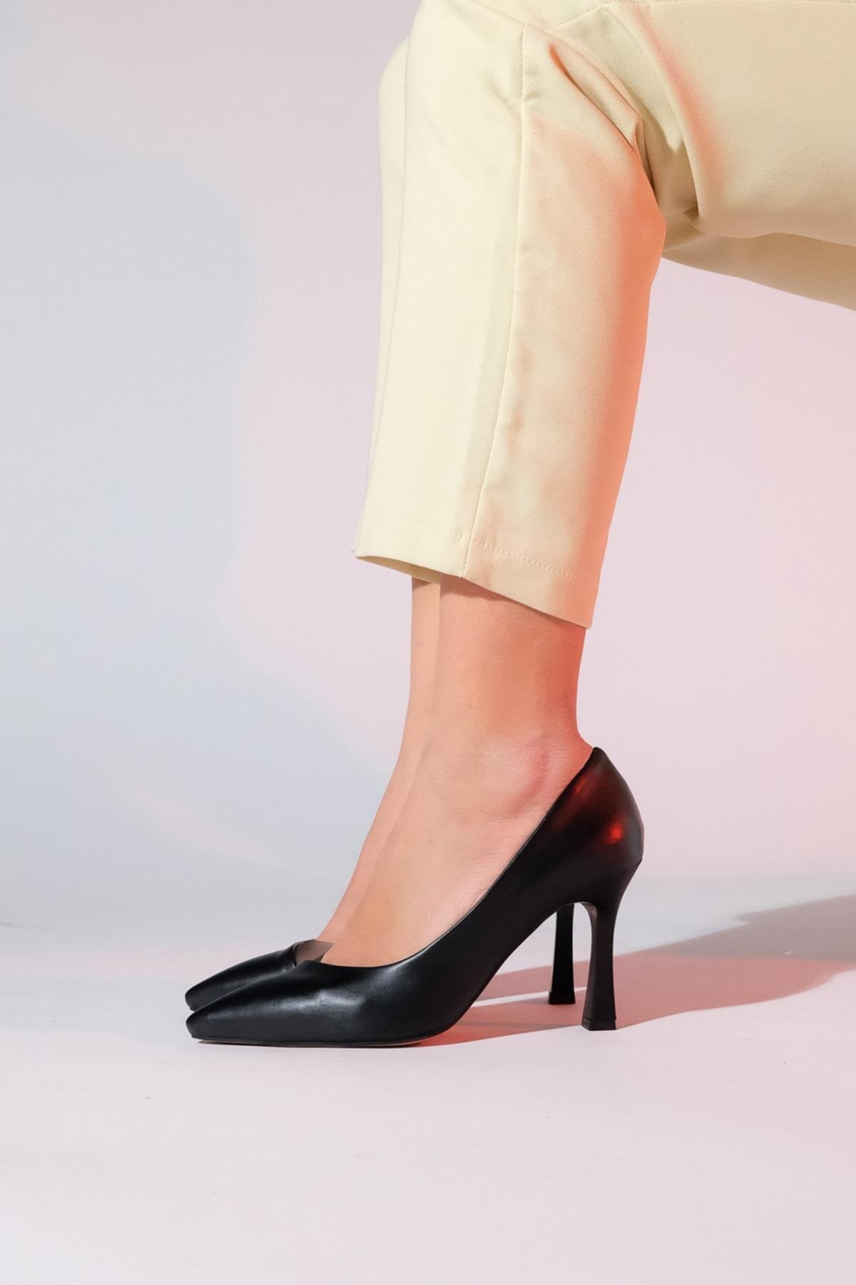 Ursula - Zapatos de tacón de punta fina negros (Mujer)