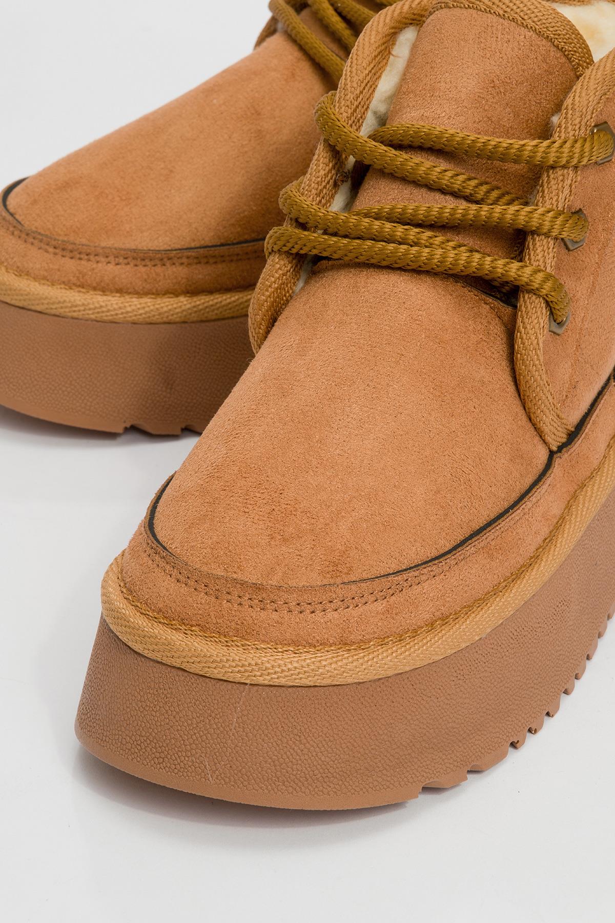 Ovela - Bota deportiva de cordones con suela gruesa color coñac (mujer)