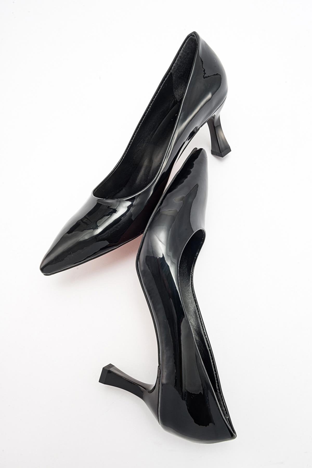 Pedra - Zapatilla de tacón de aguja de charol negro (Mujer)