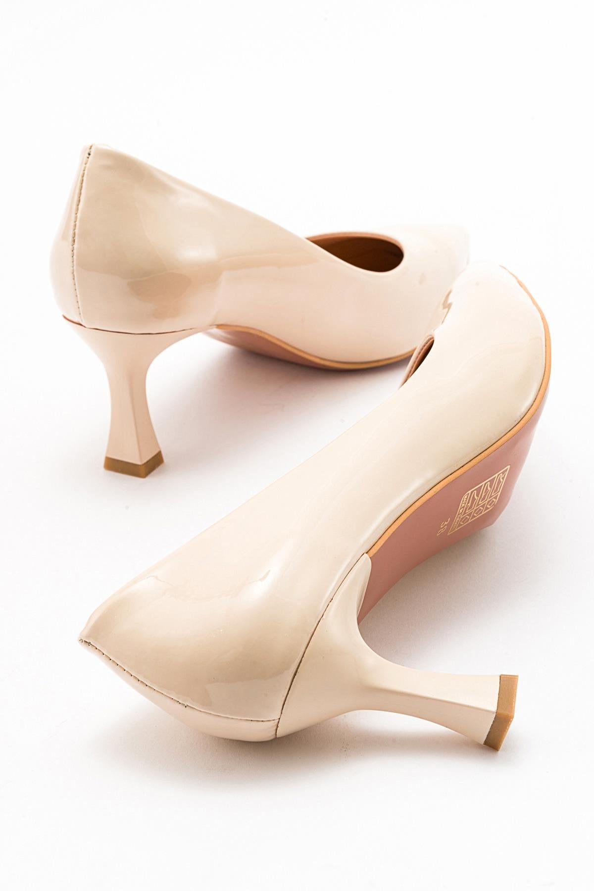 Pedra - Zapatos de tacón en punta de charol beige (Mujer)