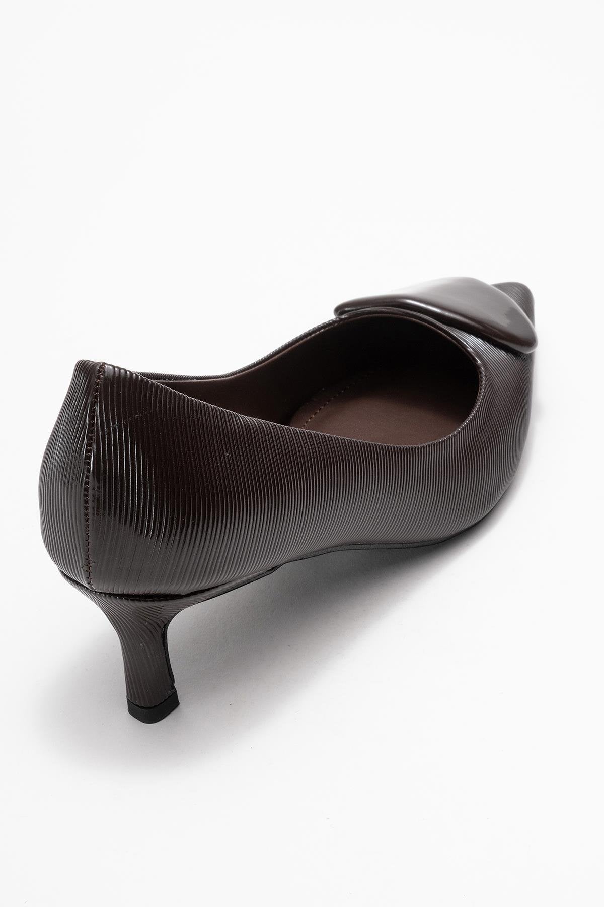 Briana - Zapatilla de tacón con punta y hebilla marrón (mujer)