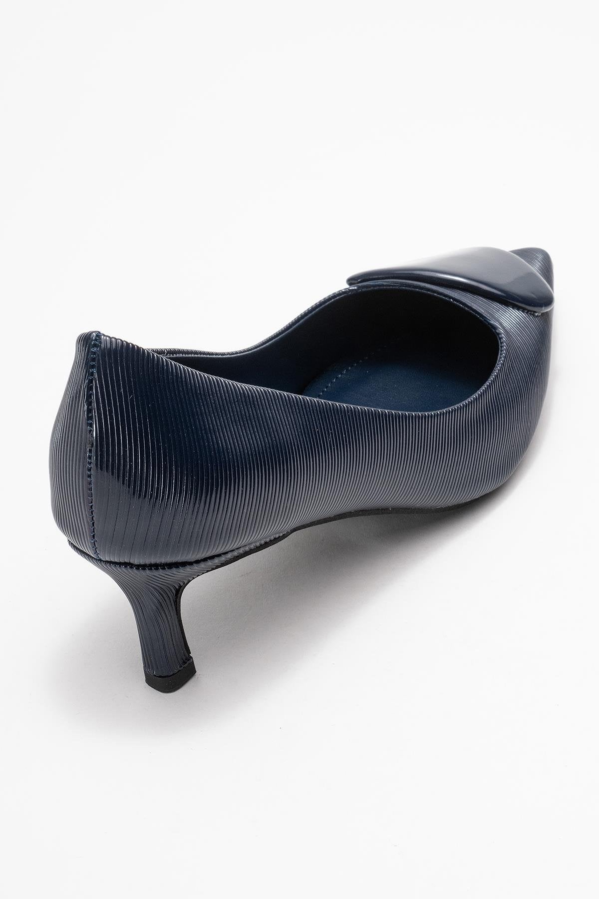 Briana - Zapatos de tacón con hebilla y punta en punta de color azul marino (mujer)