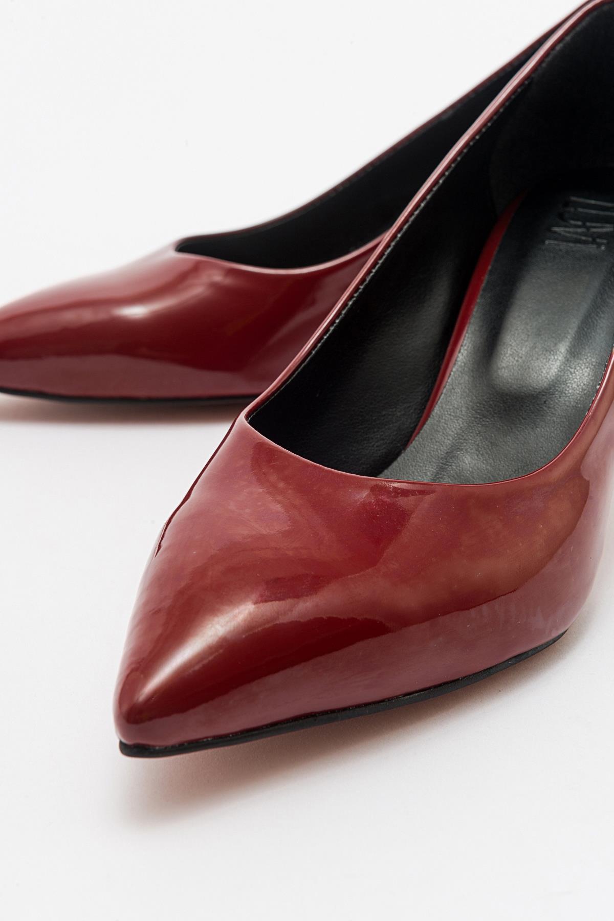 Pedra - Zapatos de tacón de charol burdeos con punta (mujer)