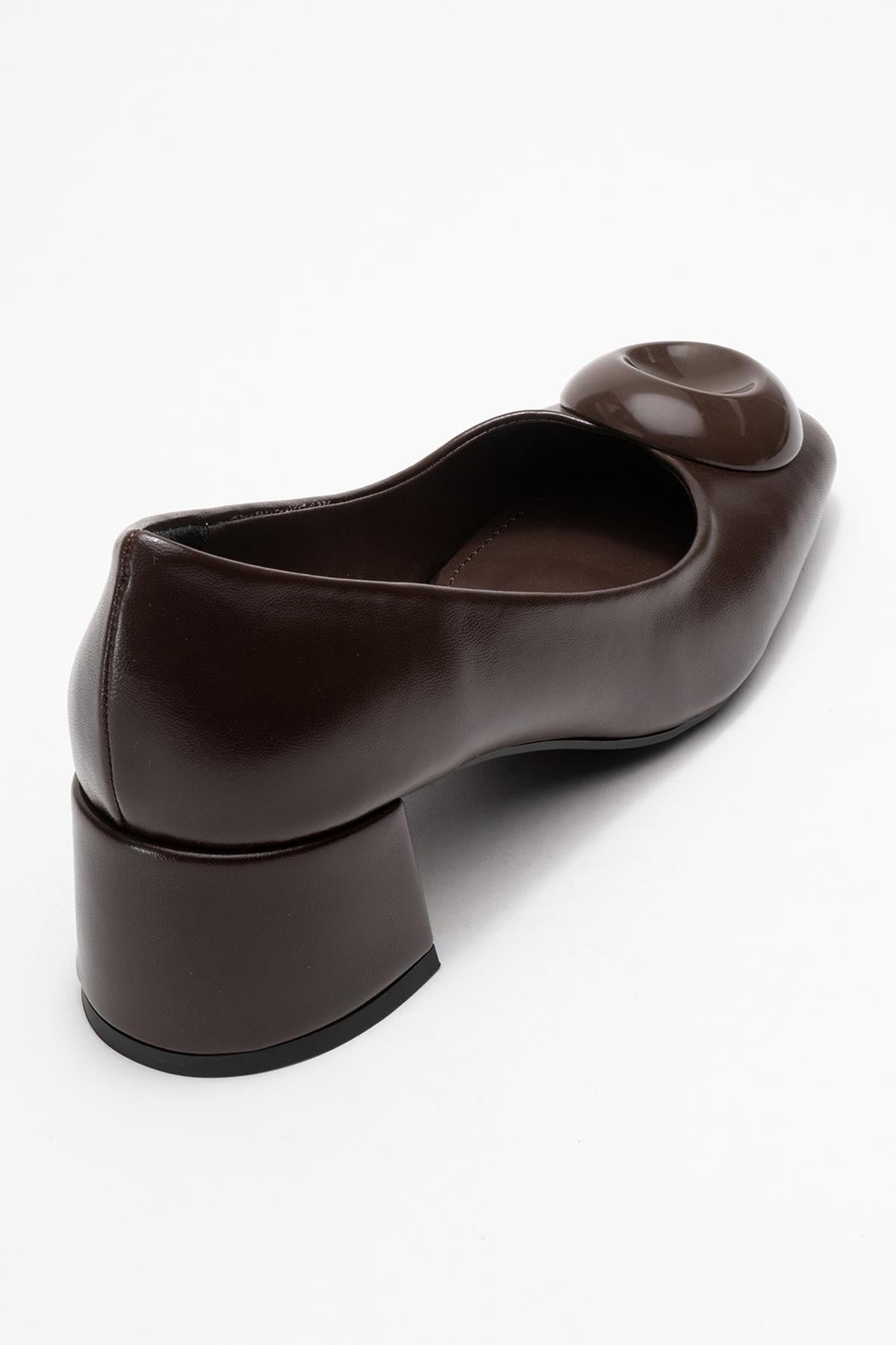 Mila - Zapatos de tacón de bloque con punta cuadrada y hebilla marrón (mujer)