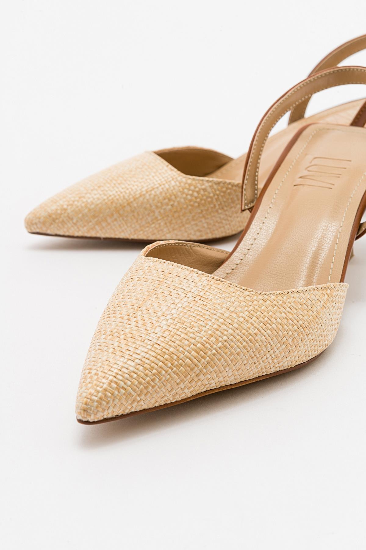 Zapato de salón con punta fina color beige oscuro (mujer)