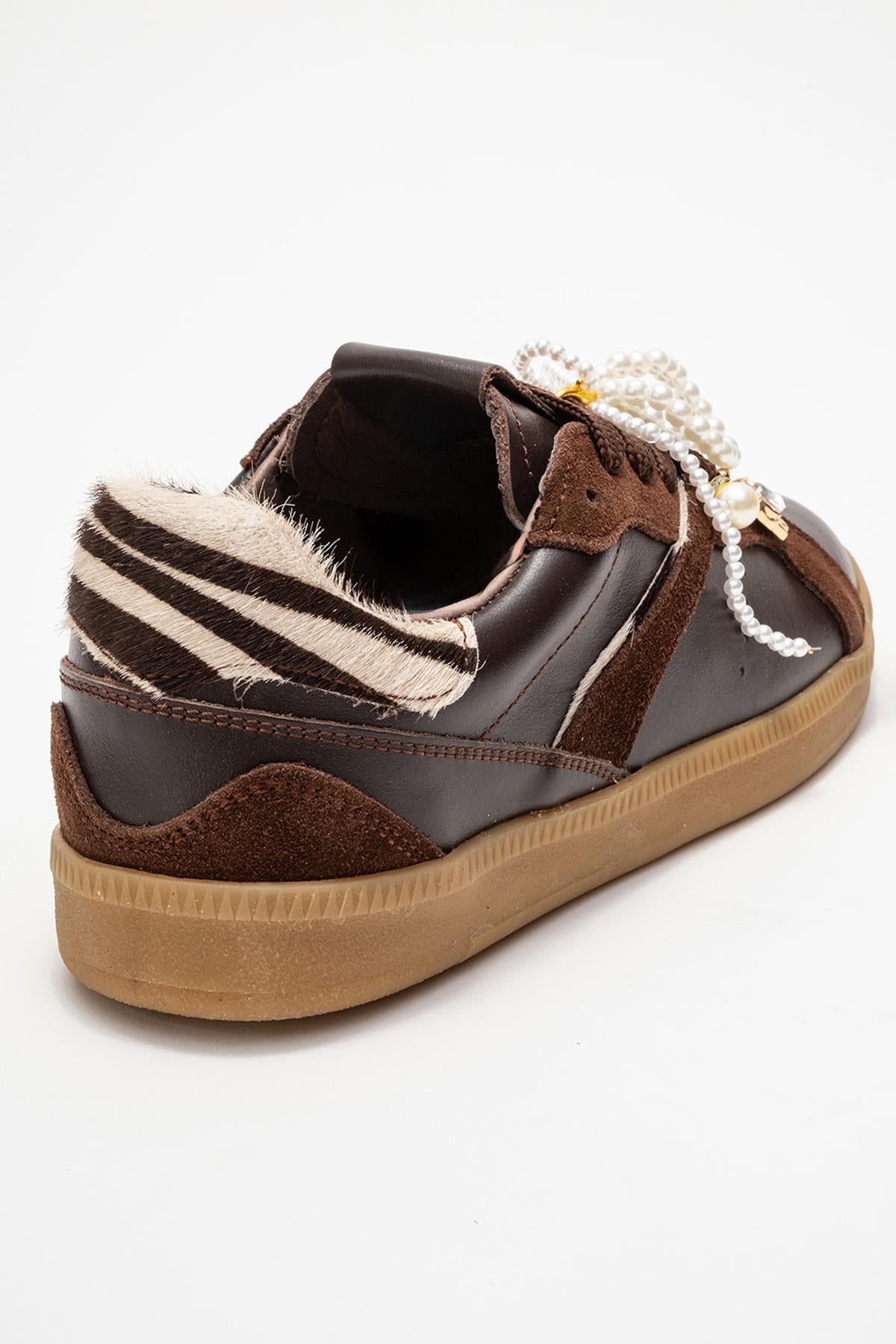 Taren - Zapatillas de cuero marrón con hebilla de perlas (mujer)