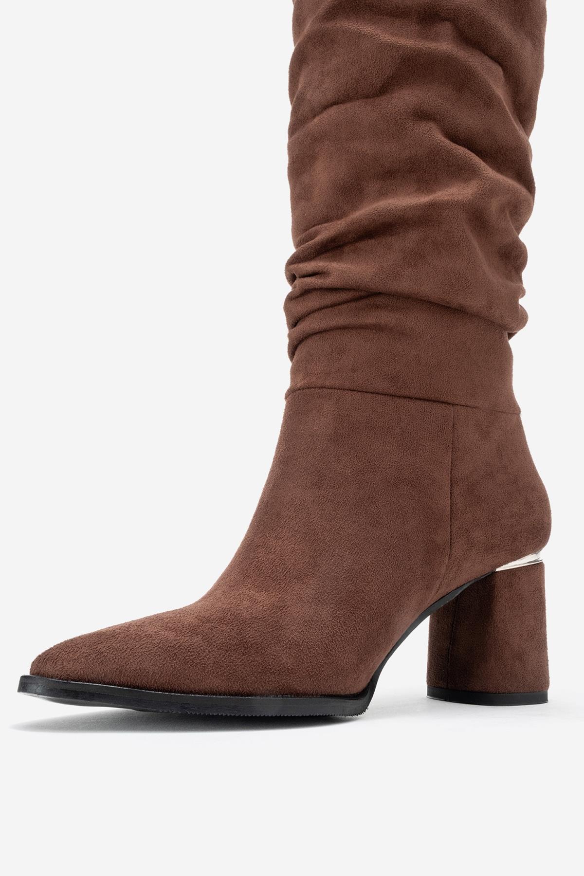 120 - Bota alta de tacón de bloque de ante marrón (mujer)