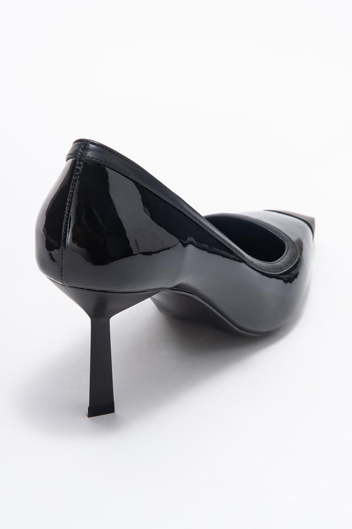 Rona - Zapatilla de tacón de punta fina de charol negro (Mujer)