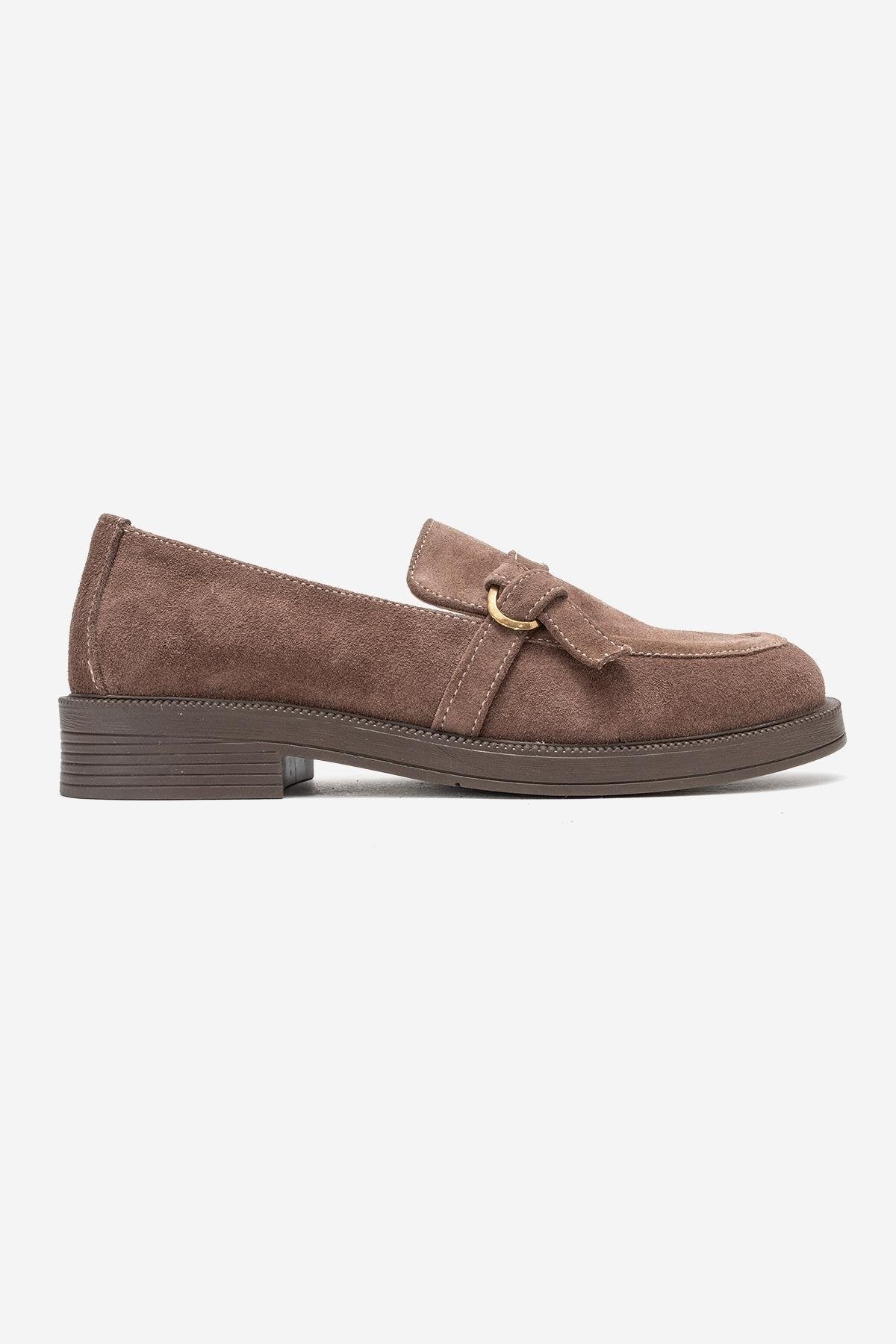 Galea - Mocasines de piel de ante color topo con hebilla (Mujer)