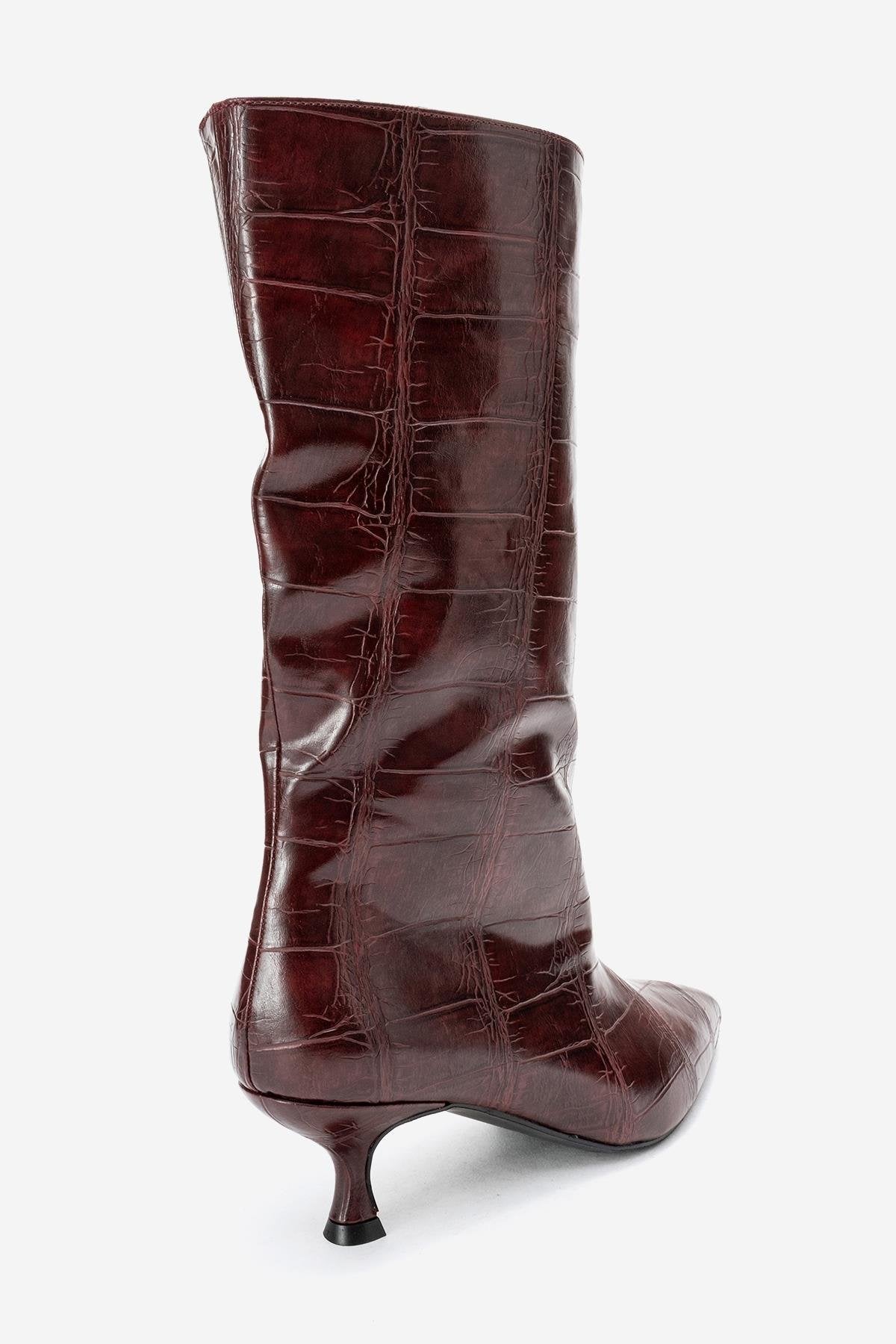 Crow - Bota para mujer con punta y diseño repujado color borgoña