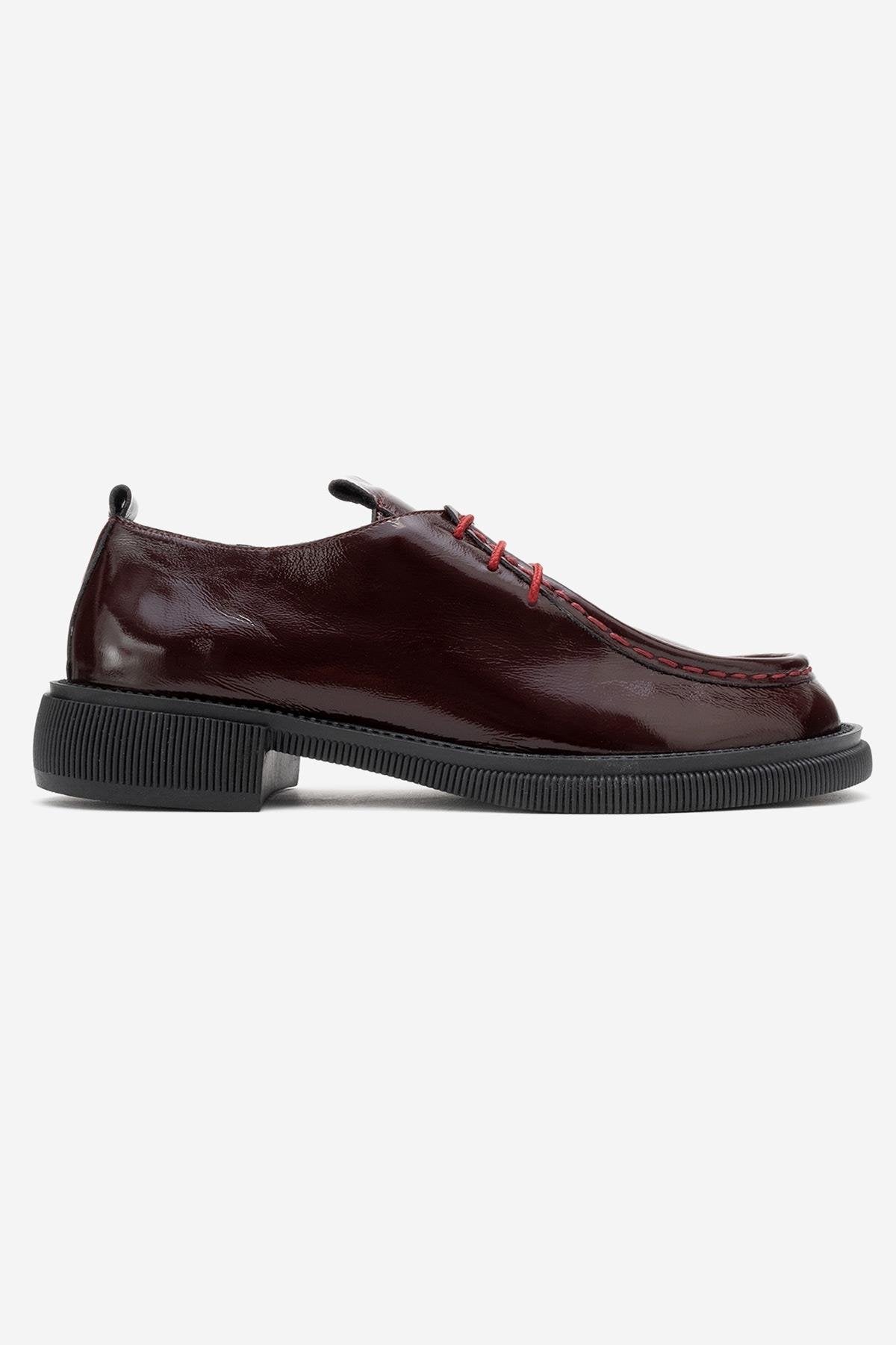Marca - Mocasín con Cordones de Piel Charol Granate (Mujer)