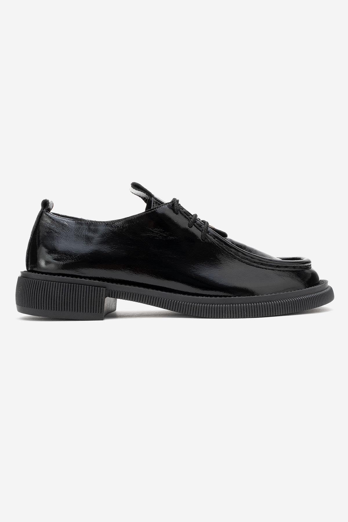 Marca - Mocasín de charol negro con cordones (Mujer)