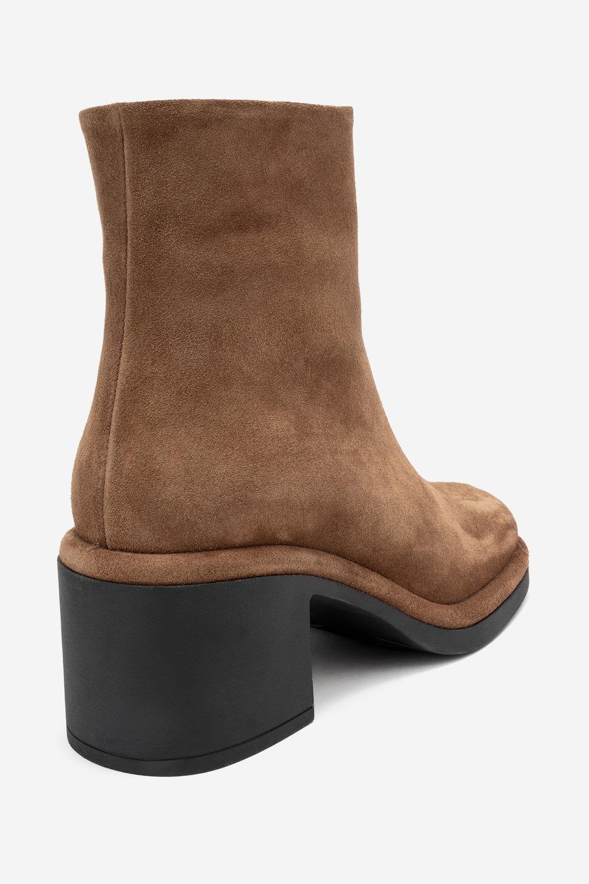 Junae - Bota de tacón de bloque de cuero de ante color coñac (Mujer)