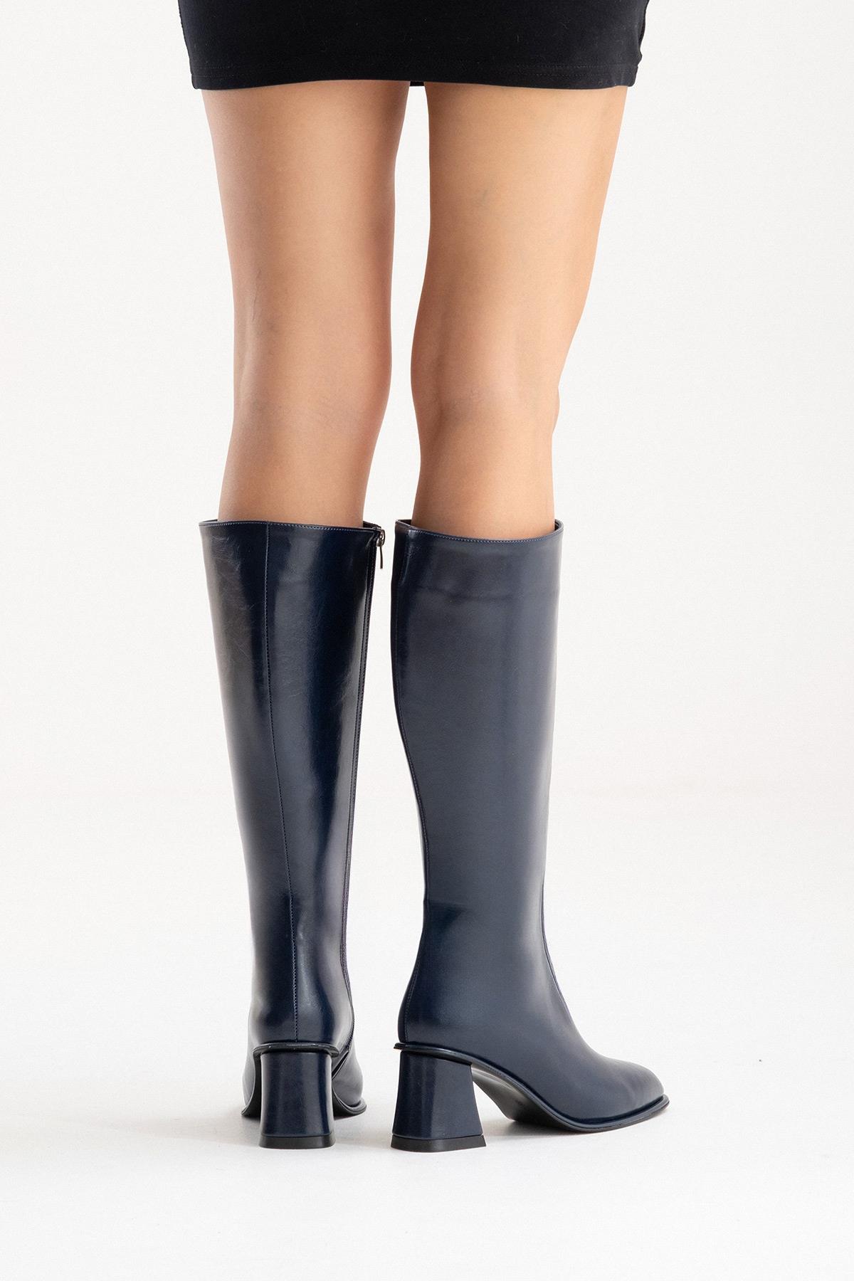 Paradis - Bota alta con tacón de bloque en color azul marino (Mujer)