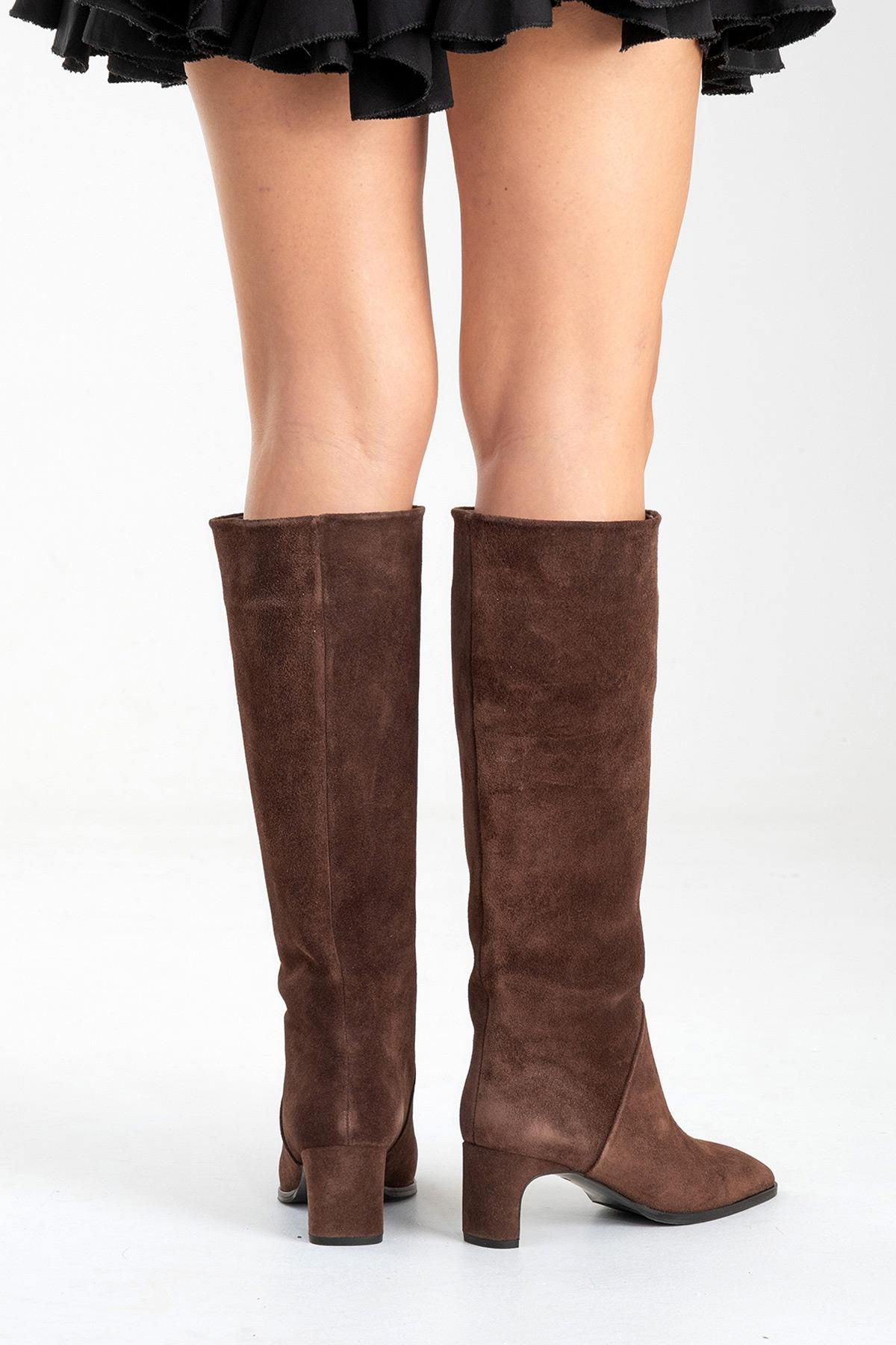 Taly - Bota alta de cuero de gamuza marrón con tacón de bloque (mujer)