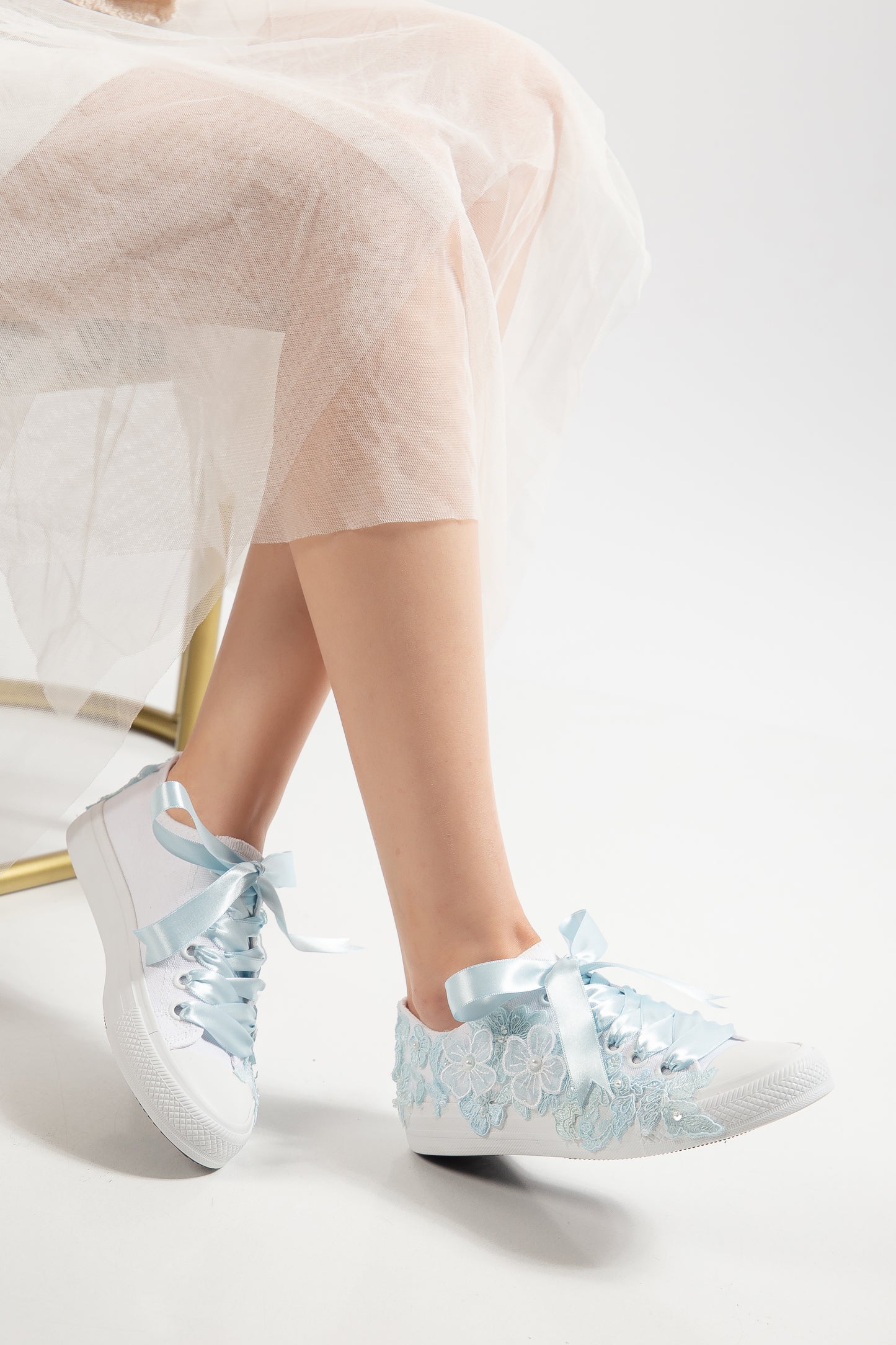 Zapatilla de novia de encaje azul Serenelle