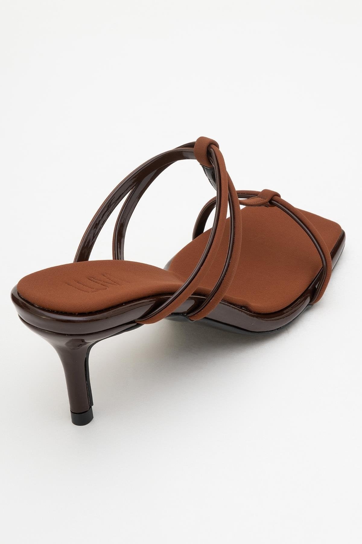 Sandalia de tacón con tira delgada y punta cuadrada Mocha Brown (Mujer)