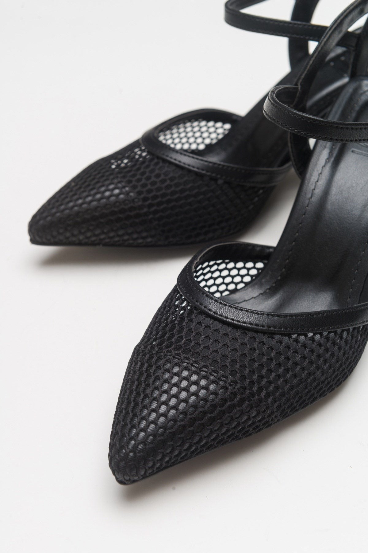 Chic - Zapatilla de tacón de malla negra con punta (Mujer)