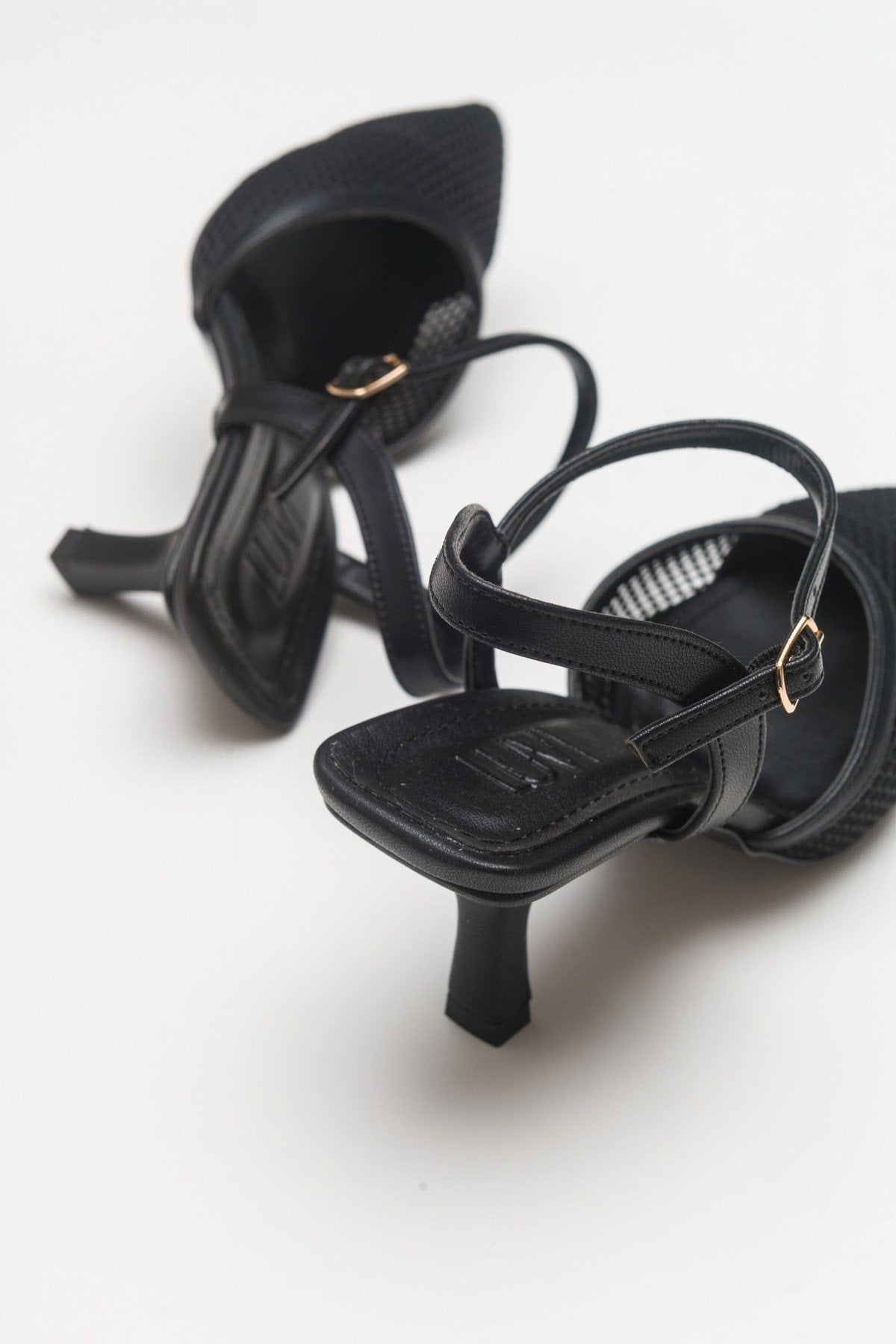 Chic - Zapatilla de tacón de malla negra con punta (Mujer)