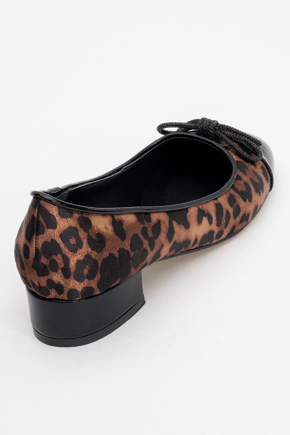 Julien Leopard Bow Detail Block Heel Flat (Mujer)