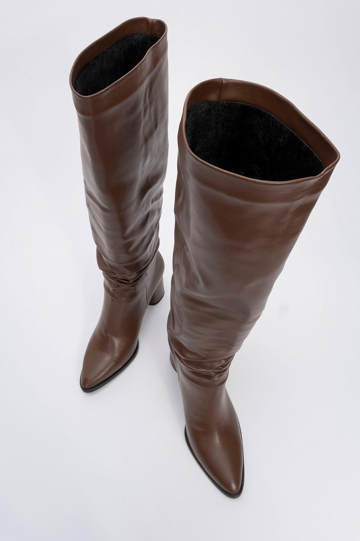 120 - Bota alta con tacón grueso marrón (Mujer)
