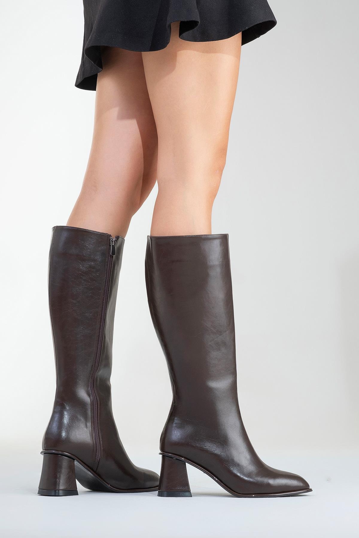Paradis - Bota alta de tacón grueso color marrón (mujer)