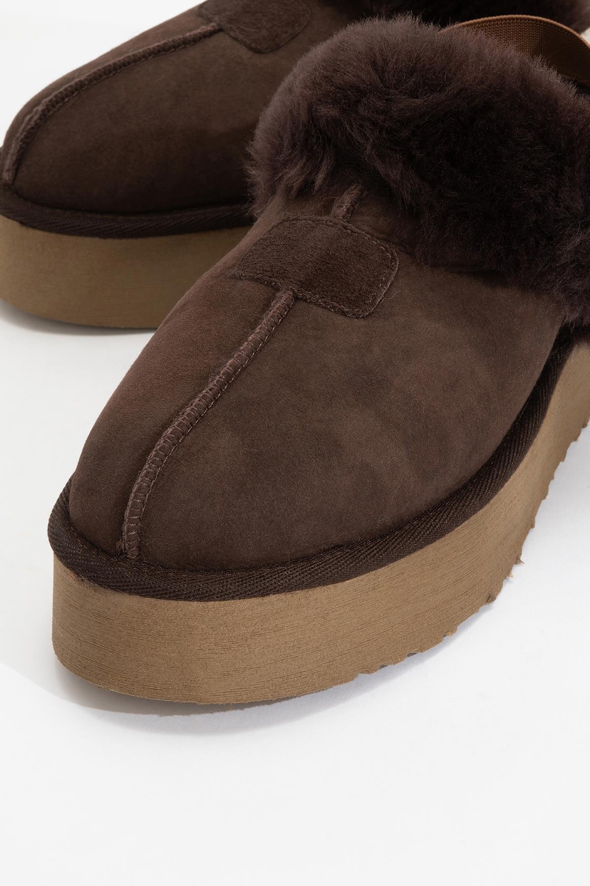 Olessa - Pantufla de cuero genuino y gamuza forrada en piel de oveja (Mujer)