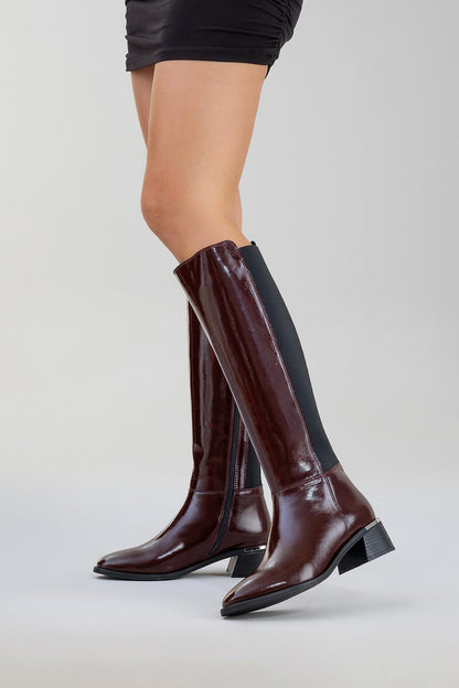 Bota elástica de piel acharolada color burdeos Rochos (Mujer)