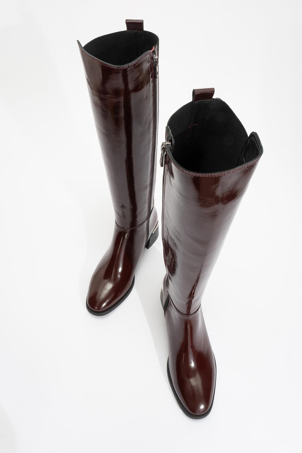 Bota elástica de piel acharolada color burdeos Rochos (Mujer)