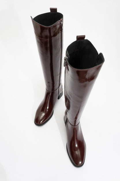 Bota elástica de piel acharolada color burdeos Rochos (Mujer)