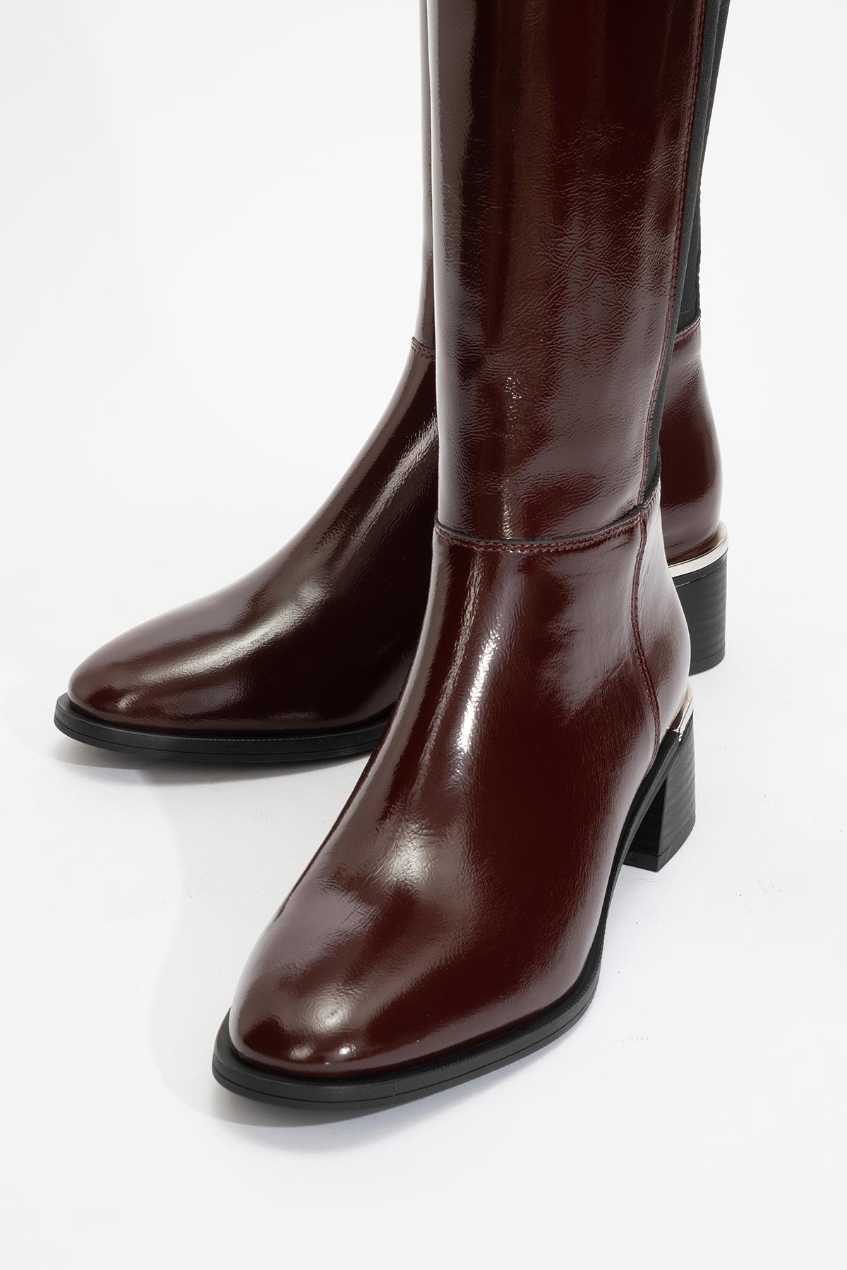 Bota elástica de piel acharolada color burdeos Rochos (Mujer)