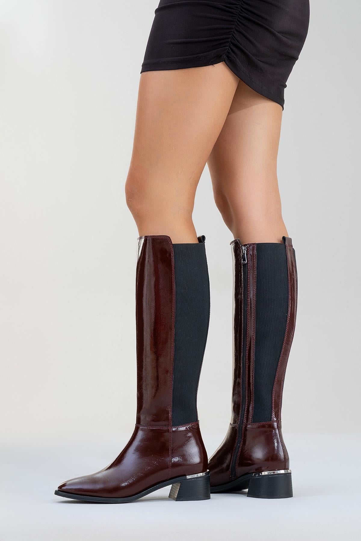 Bota elástica de piel acharolada color burdeos Rochos (Mujer)
