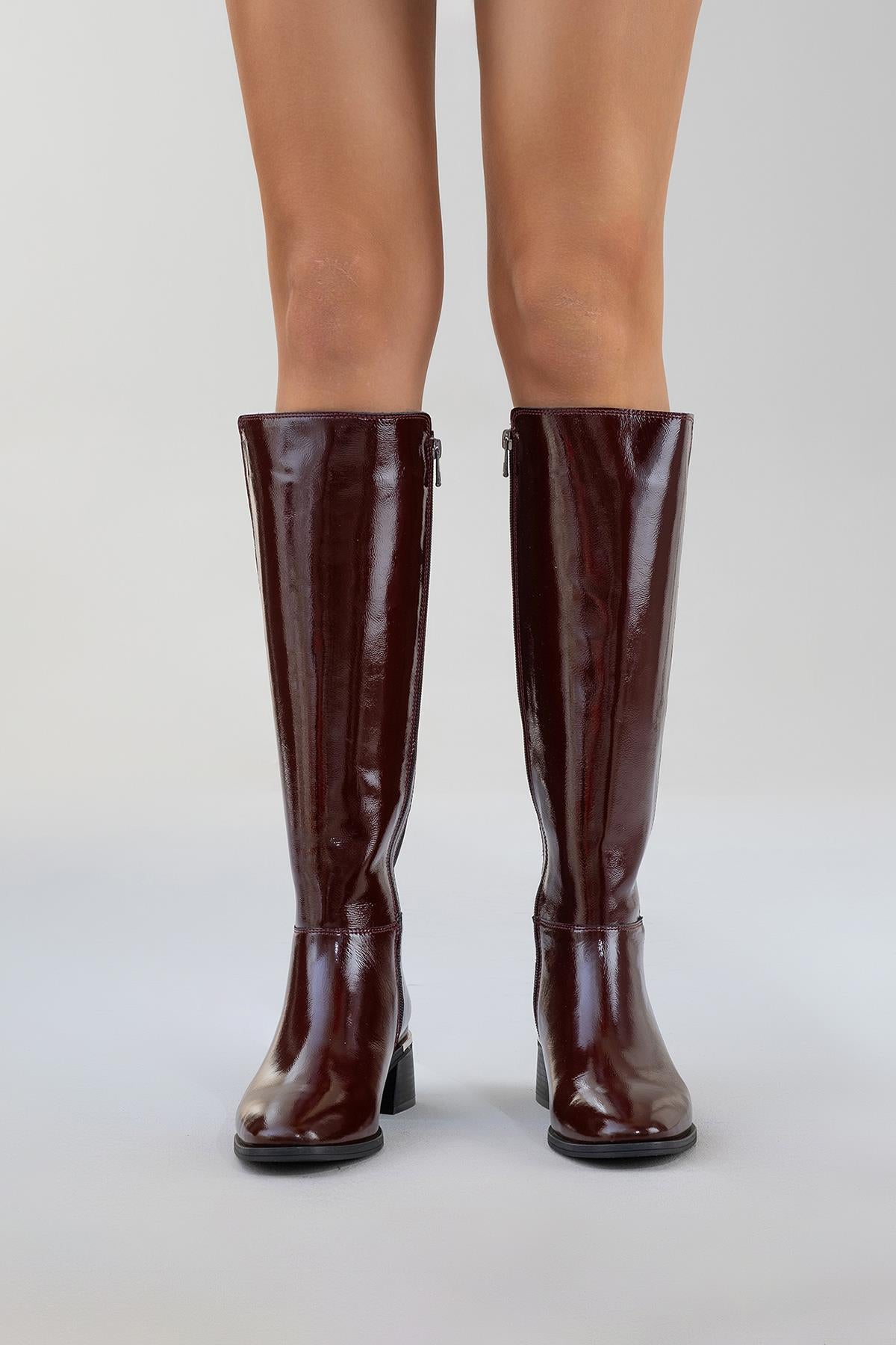 Bota elástica de piel acharolada color burdeos Rochos (Mujer)