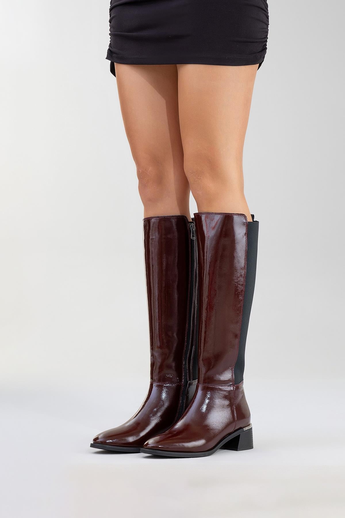 Bota elástica de piel acharolada color burdeos Rochos (Mujer)
