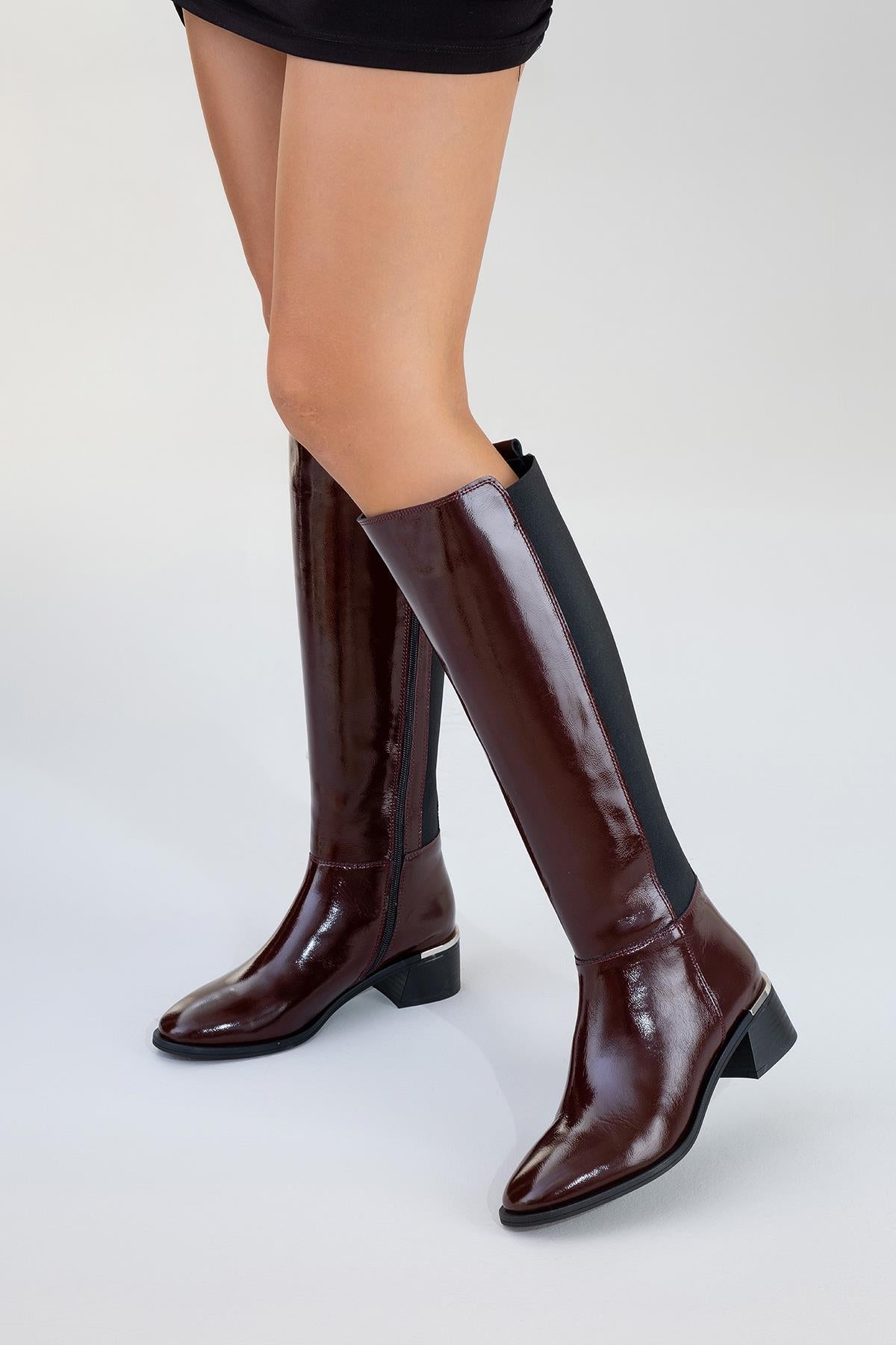 Bota elástica de piel acharolada color burdeos Rochos (Mujer)