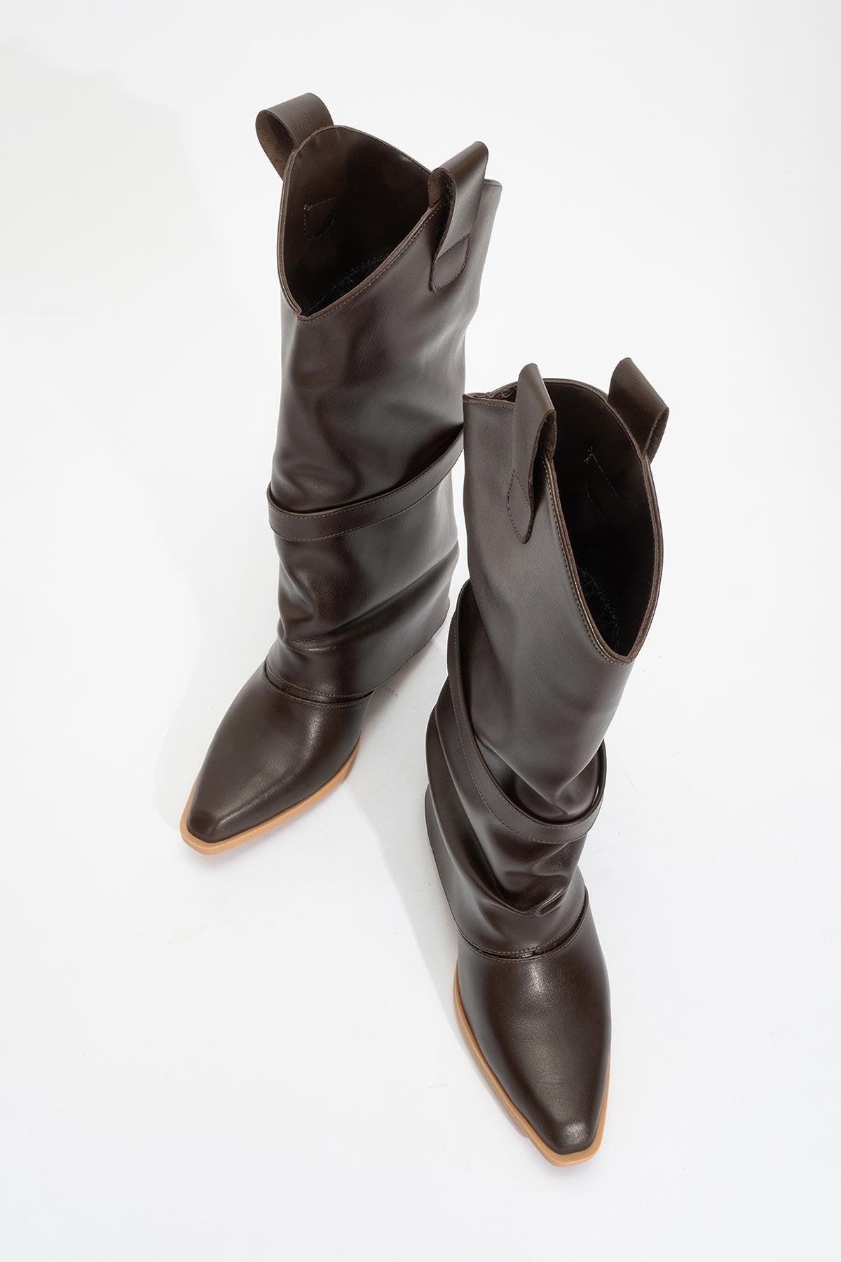 Okus - Bota con tacón de bloque y hebilla marrón (Mujer)