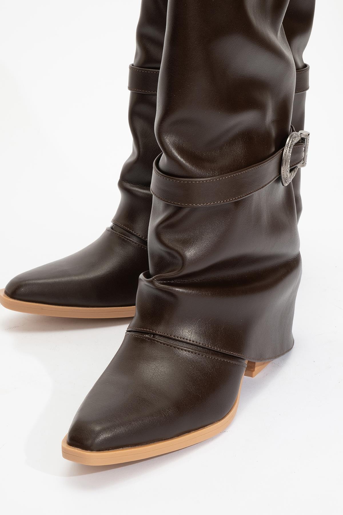 Okus - Bota con tacón de bloque y hebilla marrón (Mujer)
