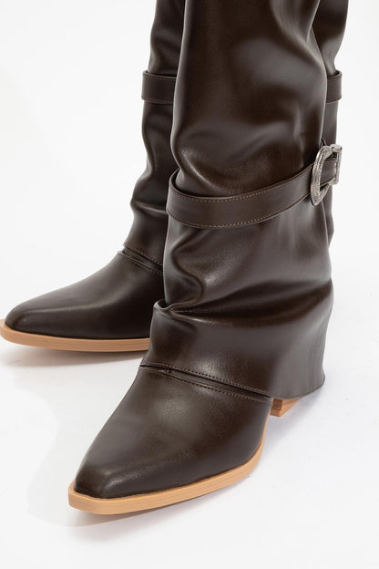 Okus - Bota con tacón de bloque y hebilla marrón (Mujer)