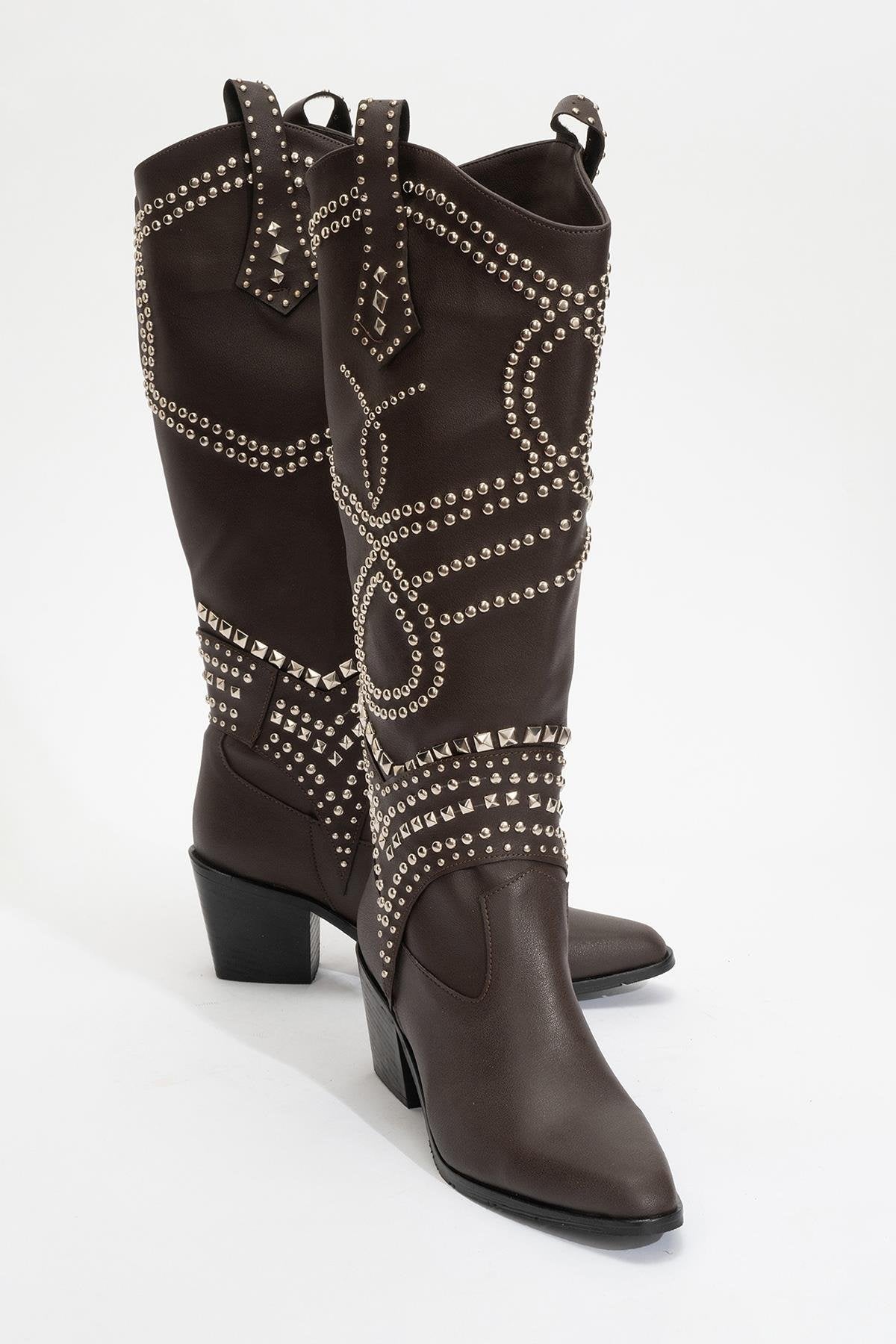 Draga - Bota alta de tacón de bloque con tachuelas en color marrón (Mujer)