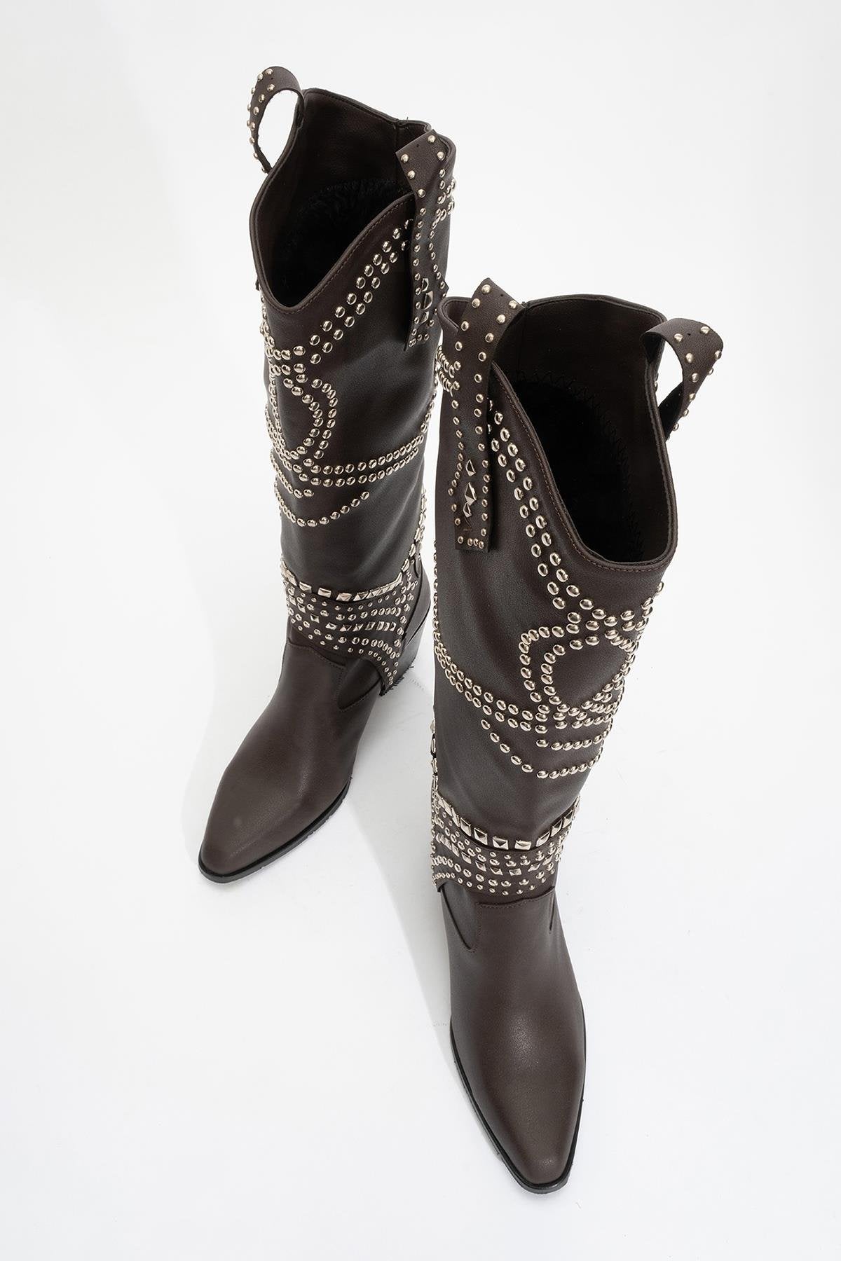 Draga - Bota alta de tacón de bloque con tachuelas en color marrón (Mujer)