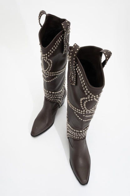 Draga - Bota alta de tacón de bloque con tachuelas en color marrón (Mujer)