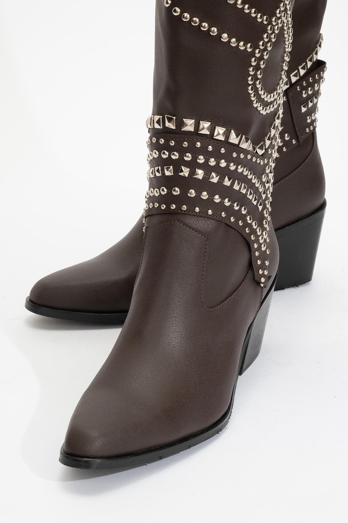 Draga - Bota alta de tacón de bloque con tachuelas en color marrón (Mujer)